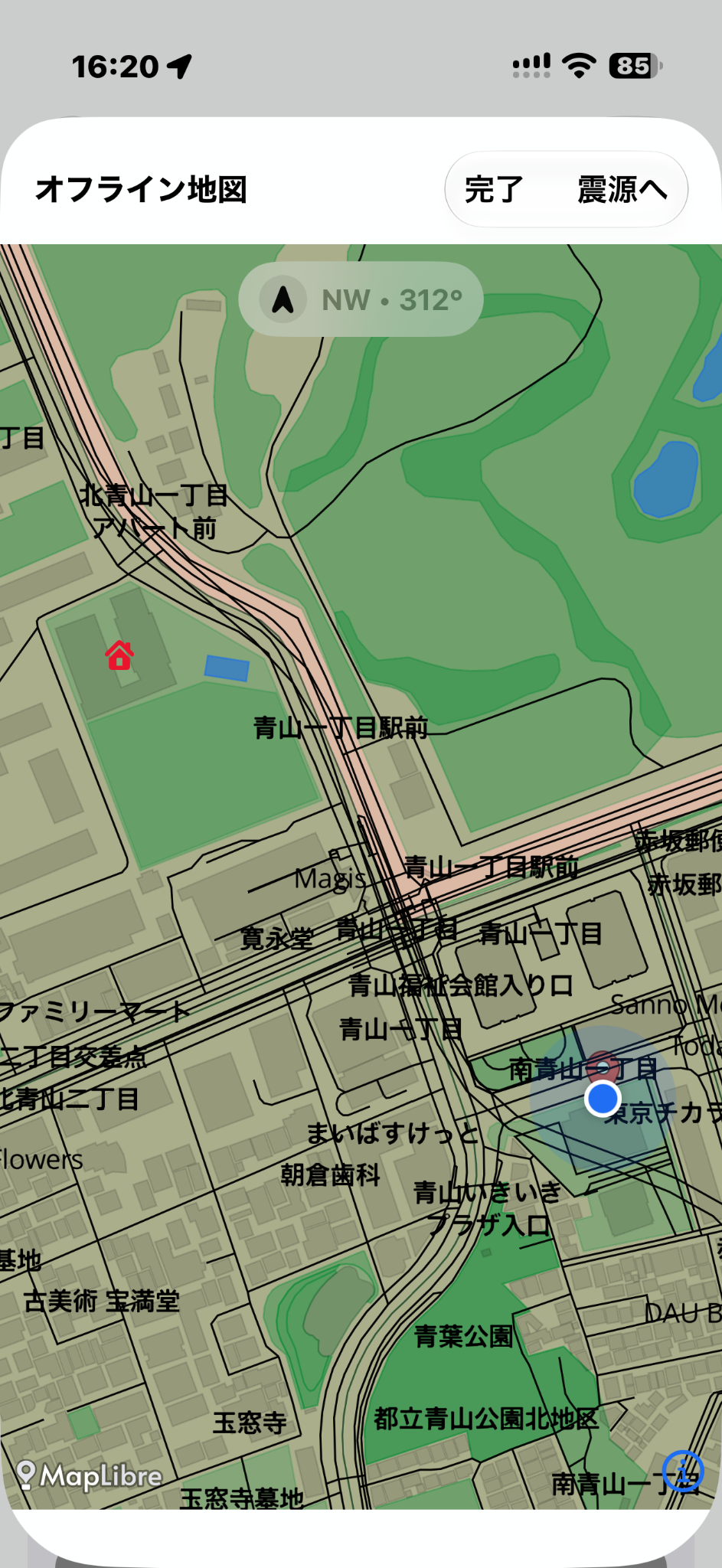 iPhoneのJapanEEWオフライン地図。日本語の地名、青山中学校の避難所マーカーと現在地が見える